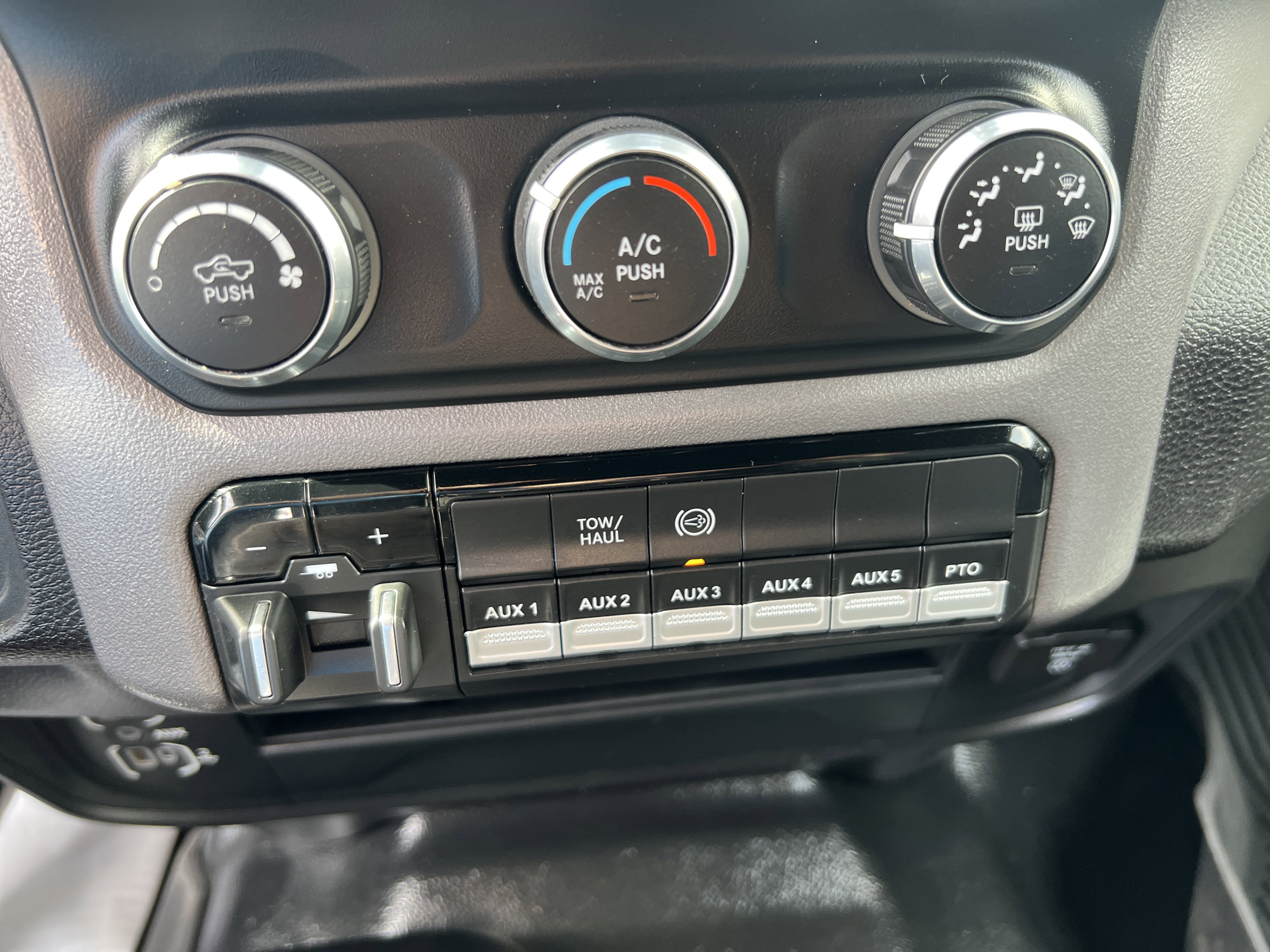 Used 2024 RAM 4500 SLT w/ Quick Order Package 2YG SLT image 21