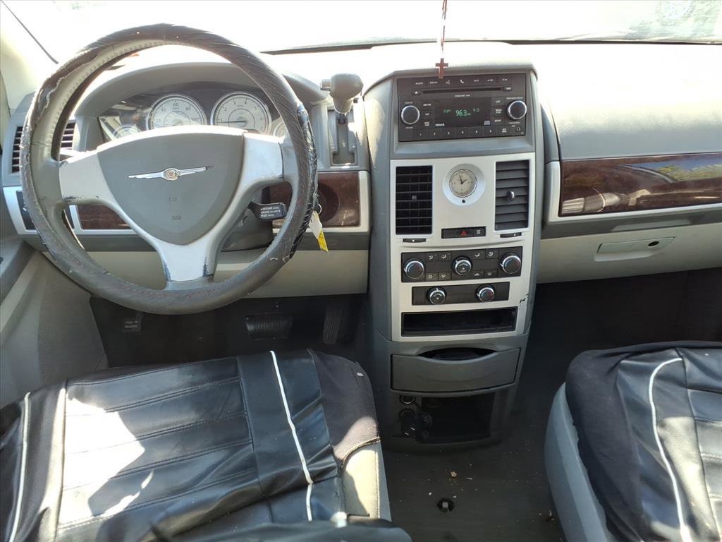 Used 2010 Chrysler Town & Country Touring image 7