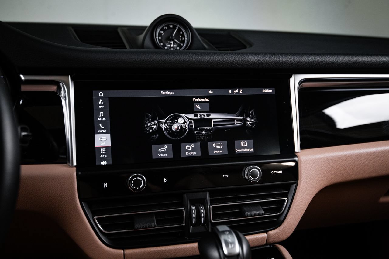 Certified 2024 Porsche Macan AWD/4WD image 18