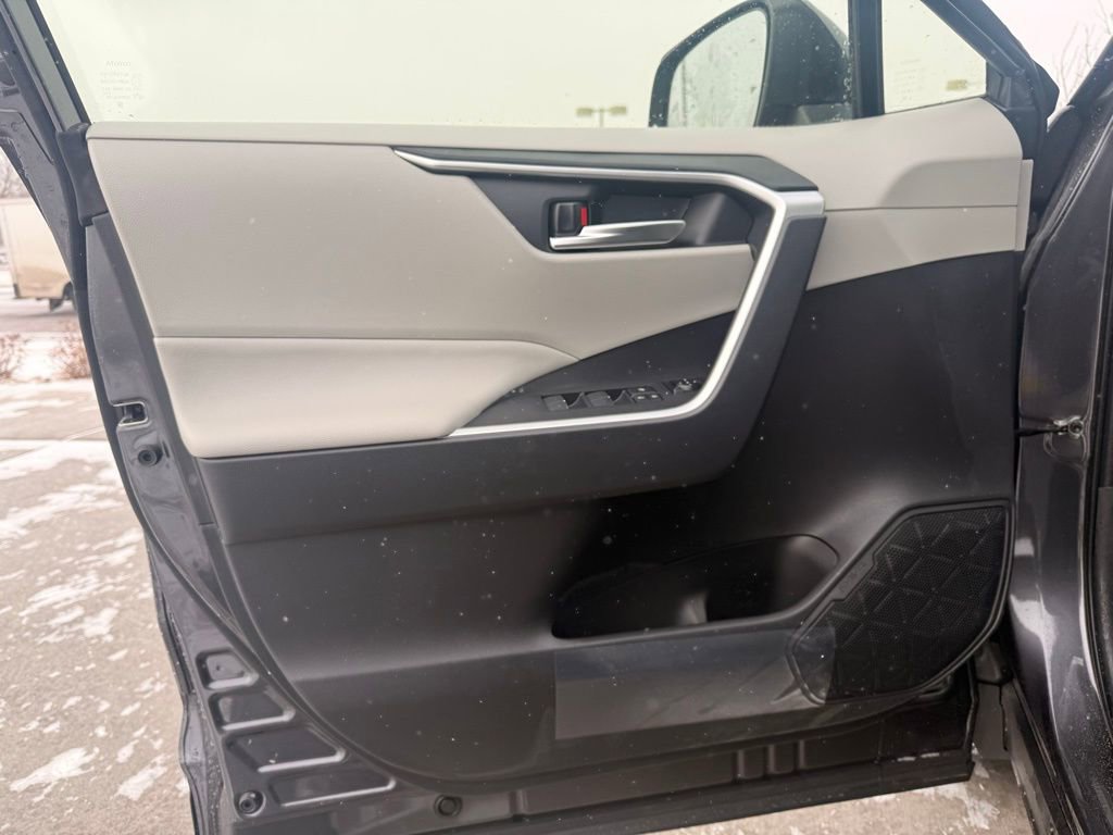 Used 2025 Toyota RAV4 XLE image 9