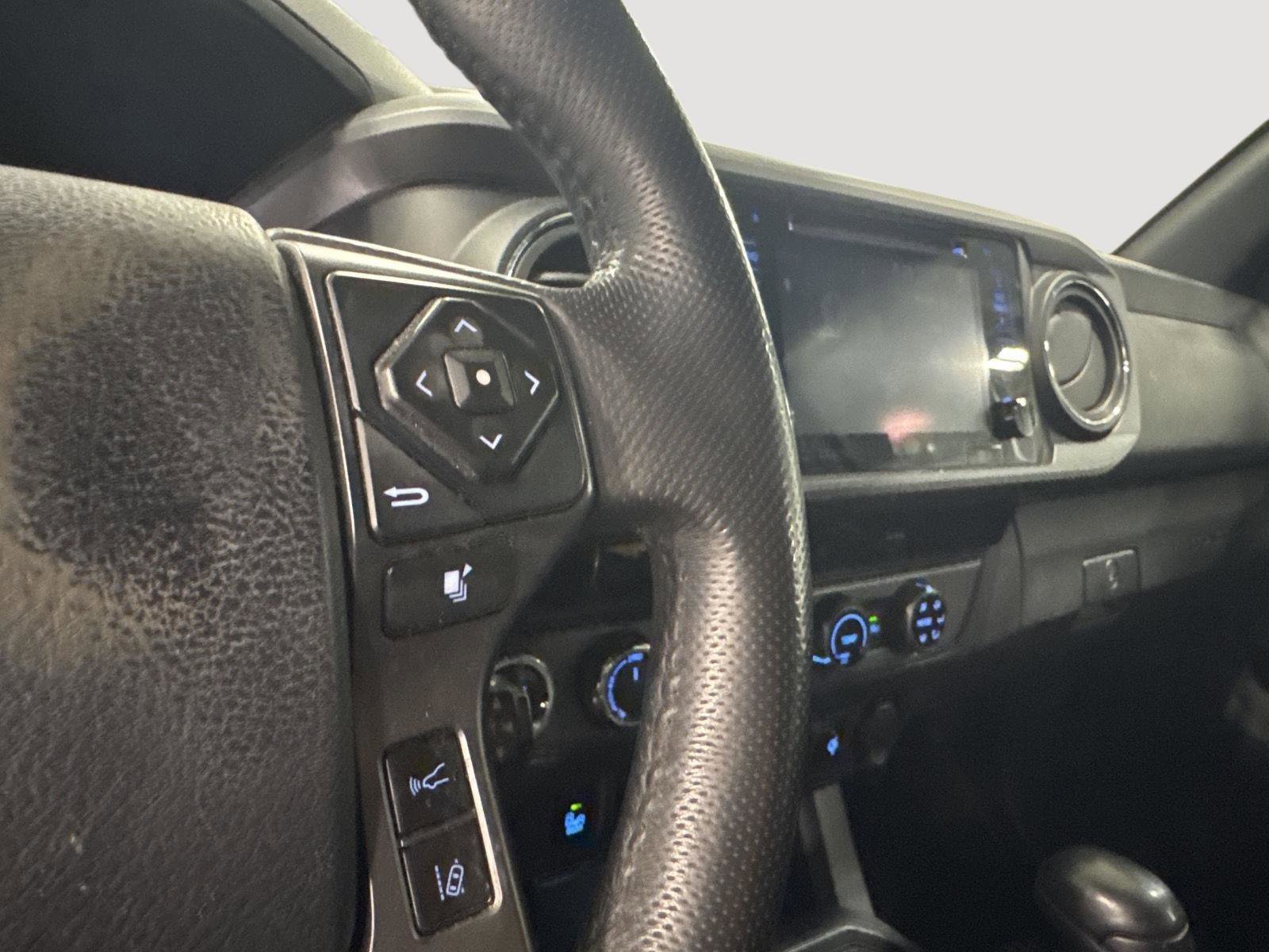 Used 2018 Toyota Tacoma TRD Off-Road w/ Technology Package AWD/4WD image 17