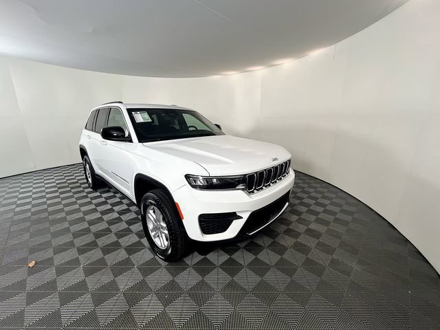 New 2025 Jeep Grand Cherokee Laredo image 2