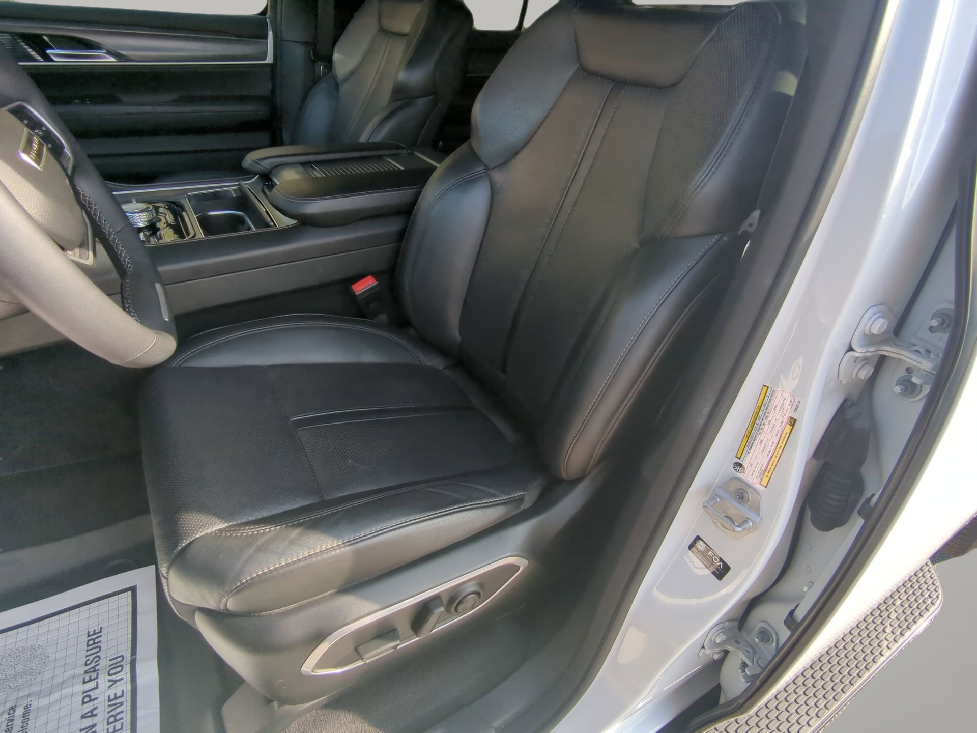 Used 2023 Jeep Wagoneer L Series III w/ Preferred Equipment Group AWD/4WD image 50