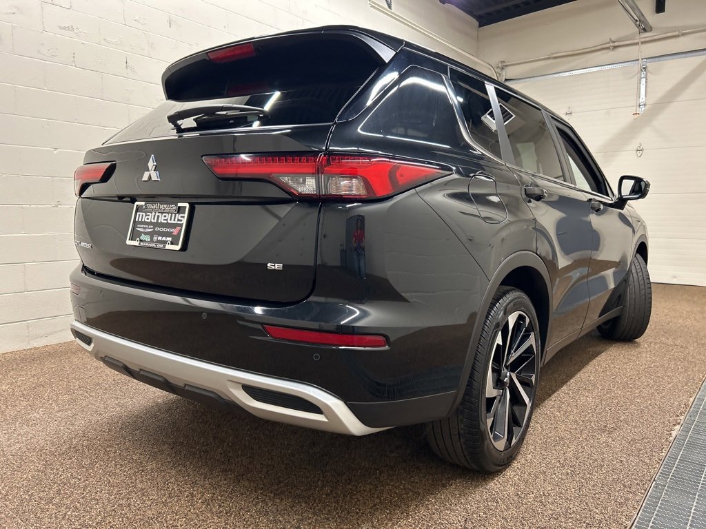 Used 2024 Mitsubishi Outlander SE image 2
