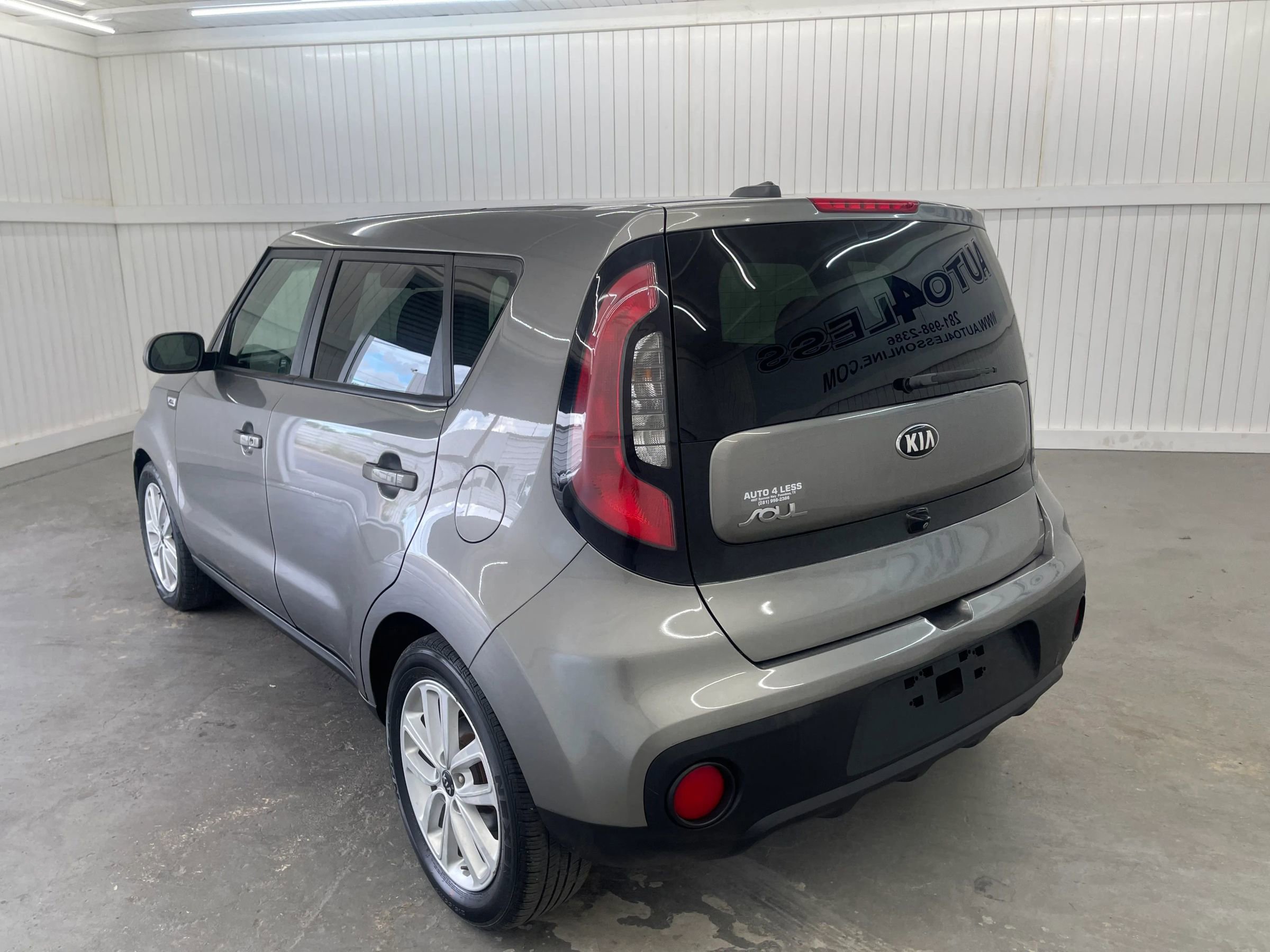 Used 2017 Kia Soul + image 7