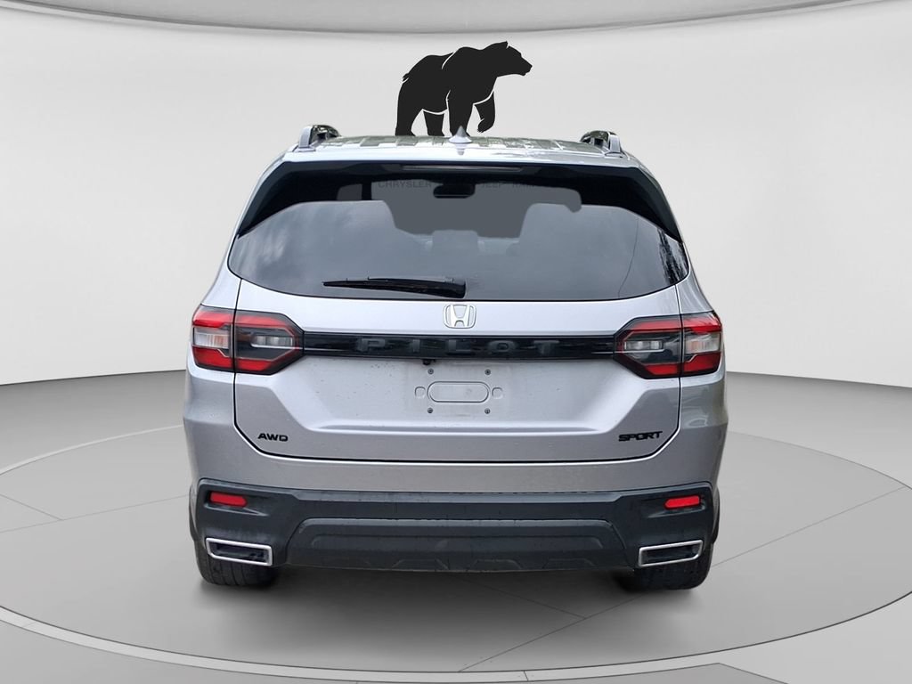 Used 2025 Honda Pilot Sport image 4