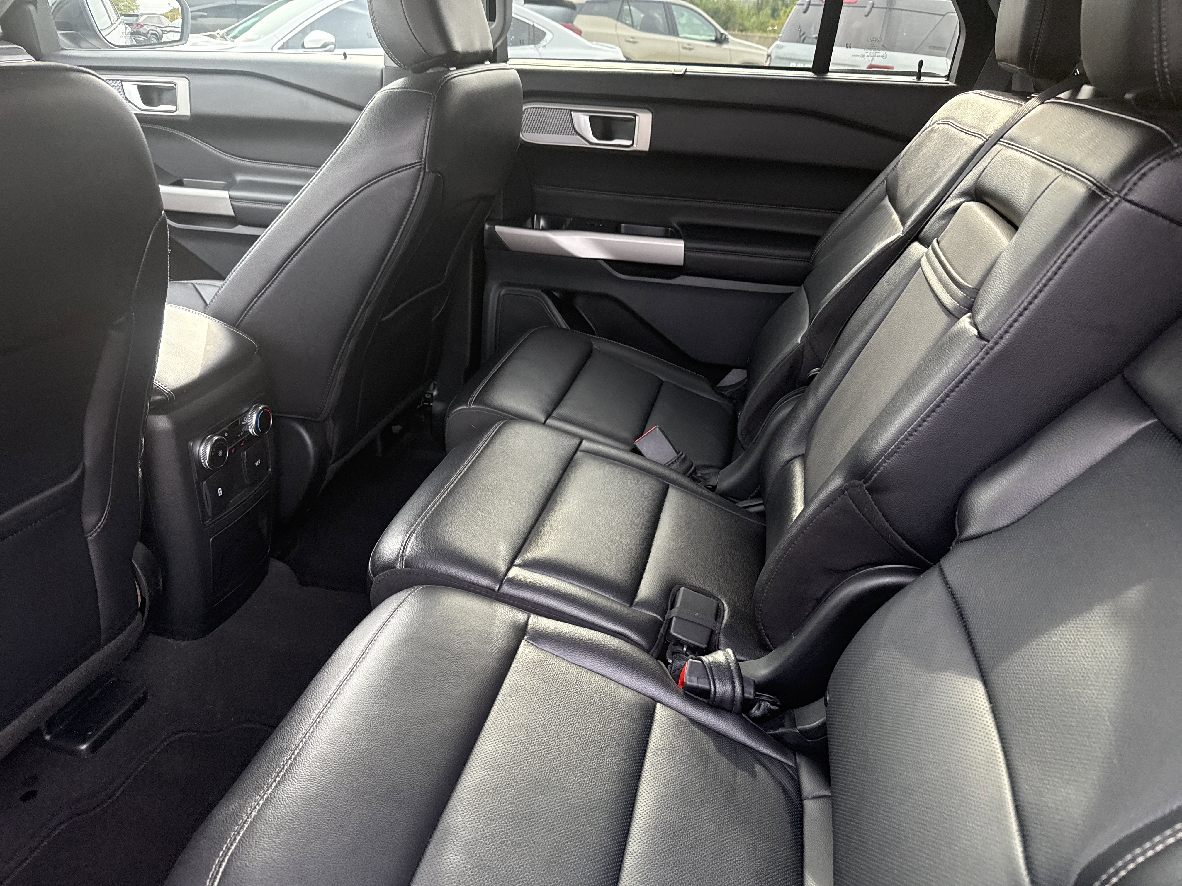 Used 2023 Ford Explorer Limited image 12