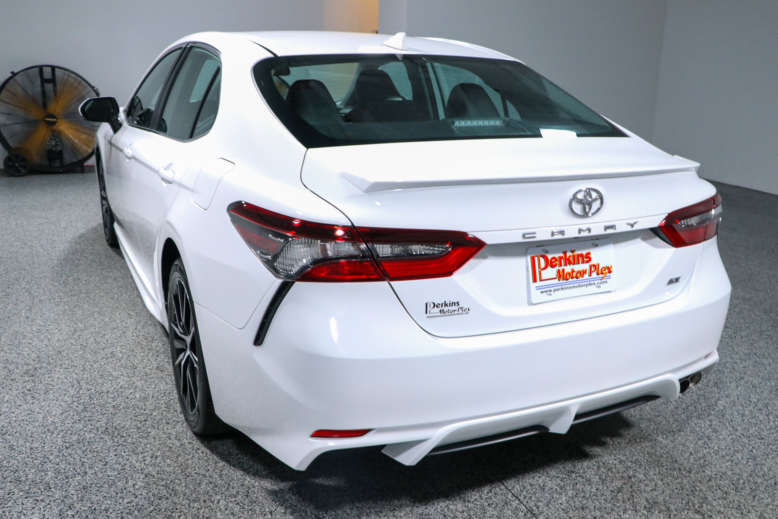Used 2024 Toyota Camry SE FWD image 9