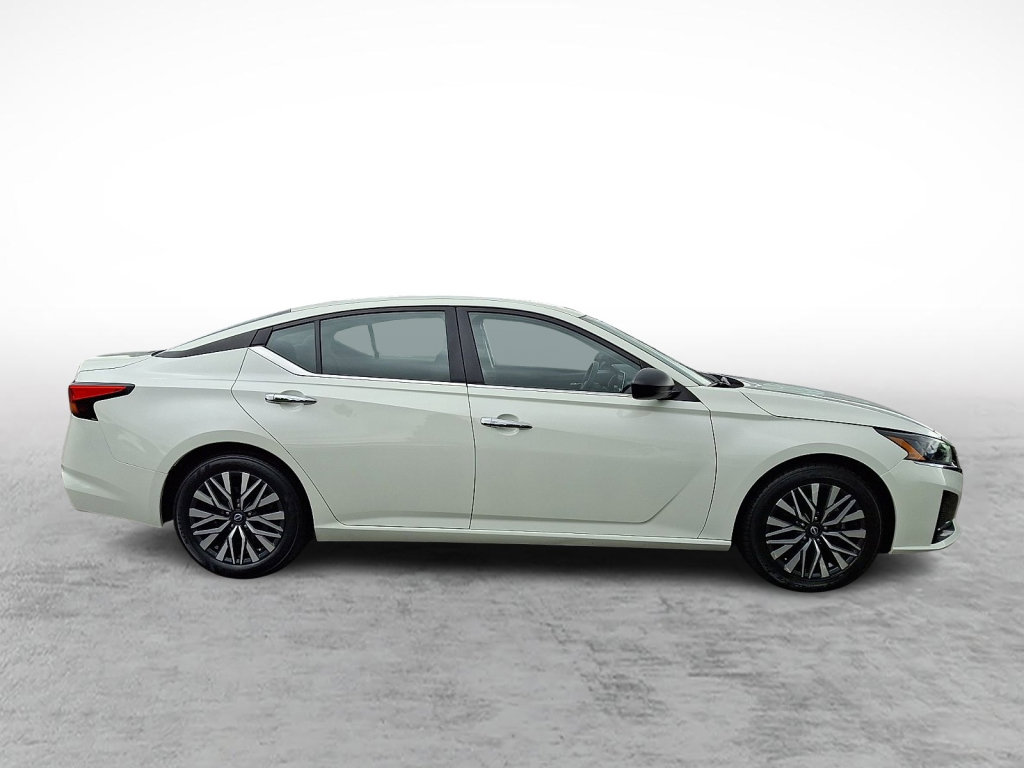 Used 2024 Nissan Altima 2.5 SV FWD image 6