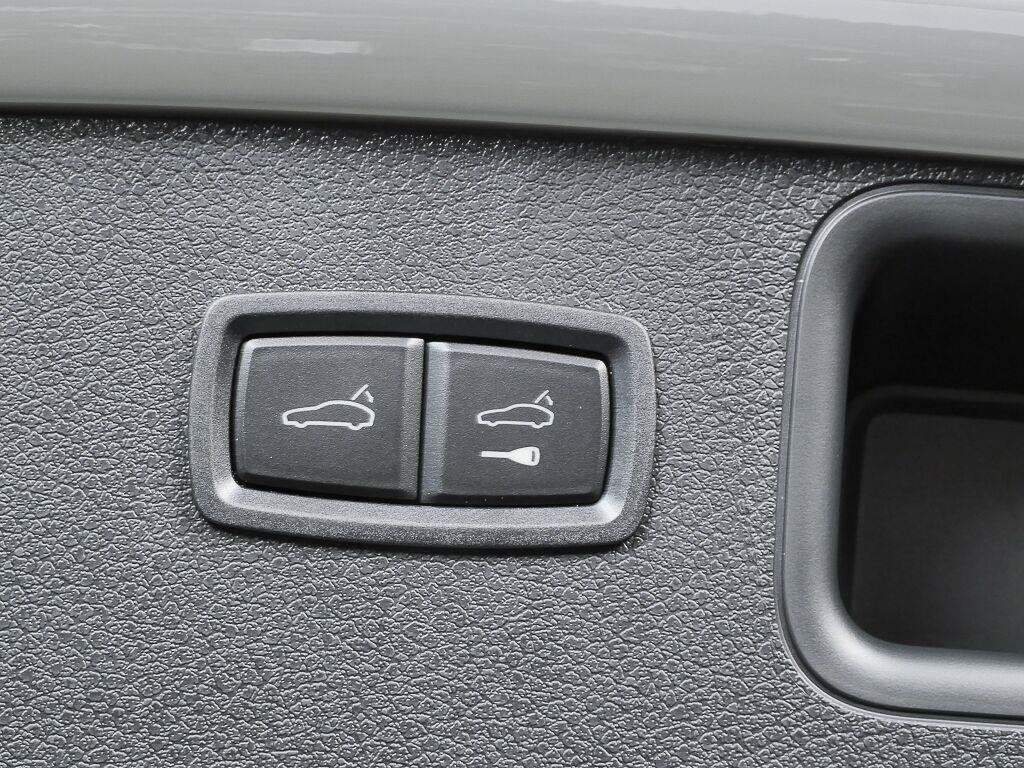 Certified 2026 Porsche Macan Turbo AWD/4WD image 31