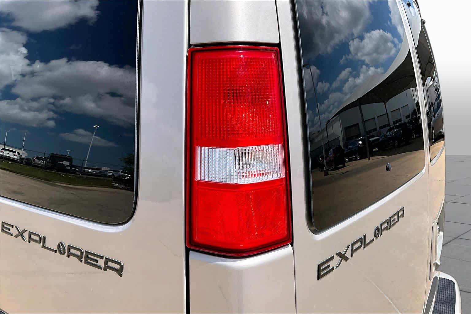Used 2022 Chevrolet Express 2500 w/ Enhanced Convenience Package RWD image 28