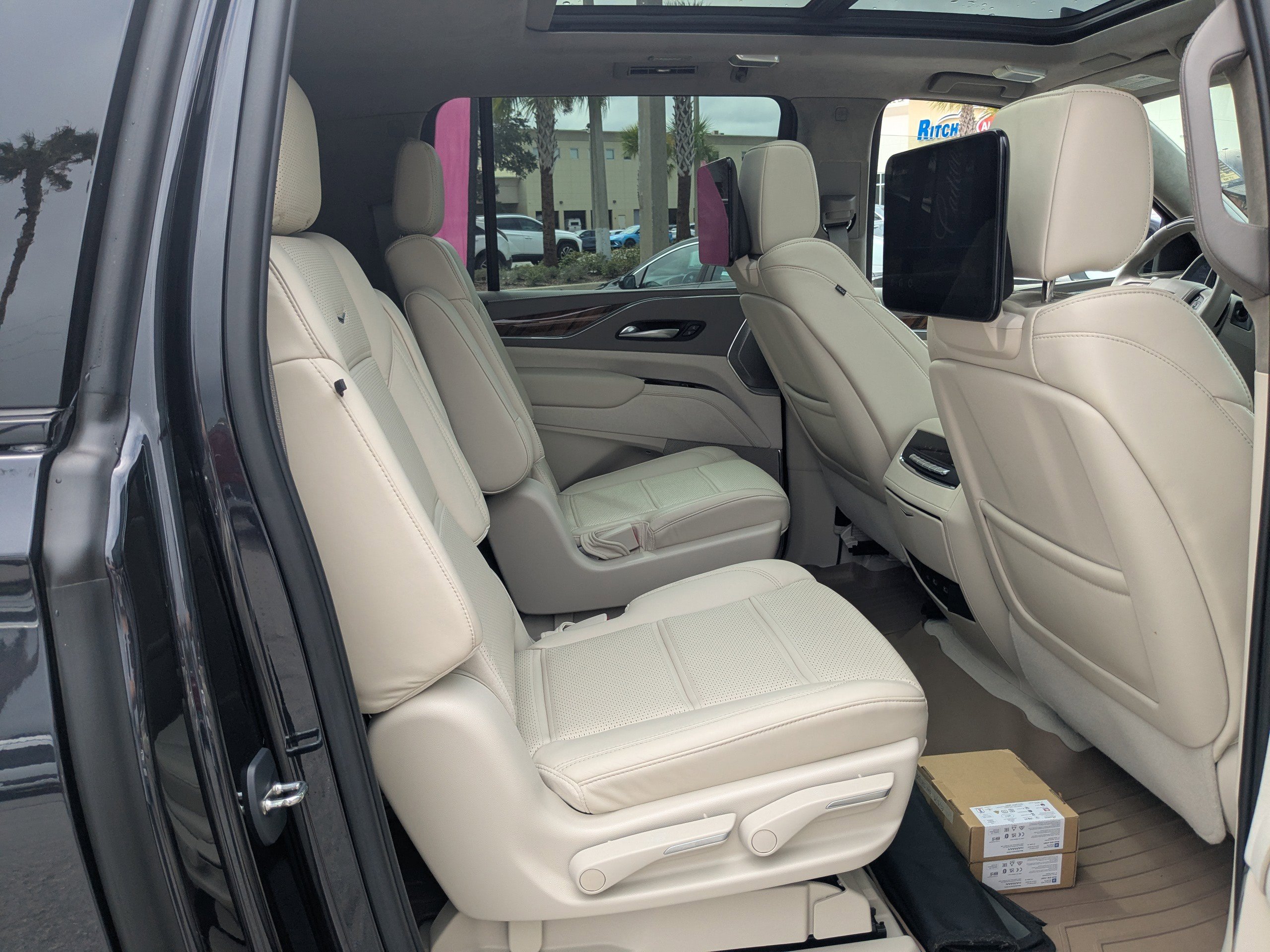 Certified 2023 Cadillac Escalade ESV Sport Platinum w/ LPO, ONYX Package image 18