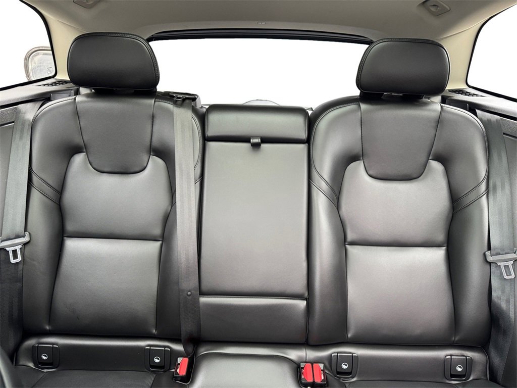 Certified 2025 Volvo XC60 B5 Core image 21