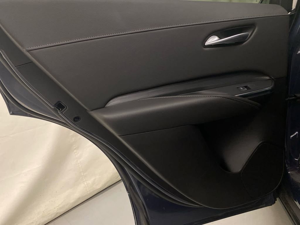 Used 2025 Cadillac XT4 Premium Luxury image 12