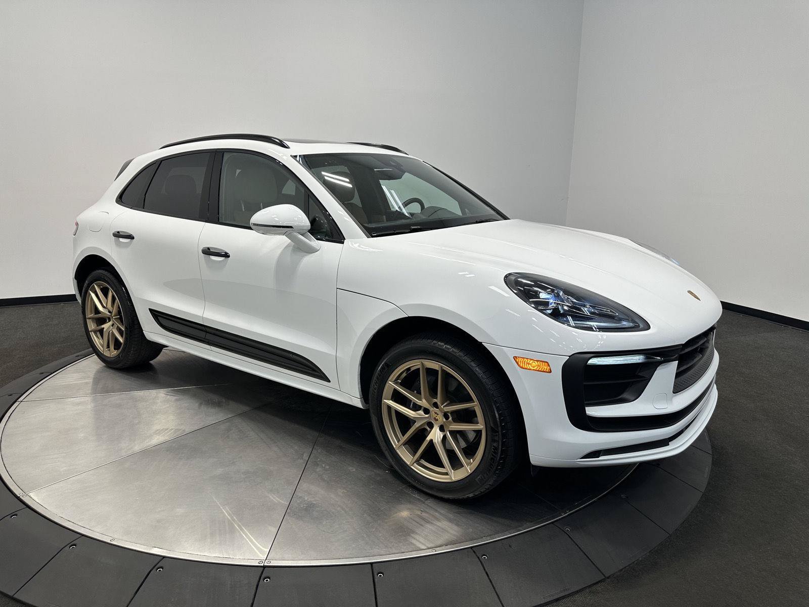 Certified 2025 Porsche Macan AWD/4WD image 9