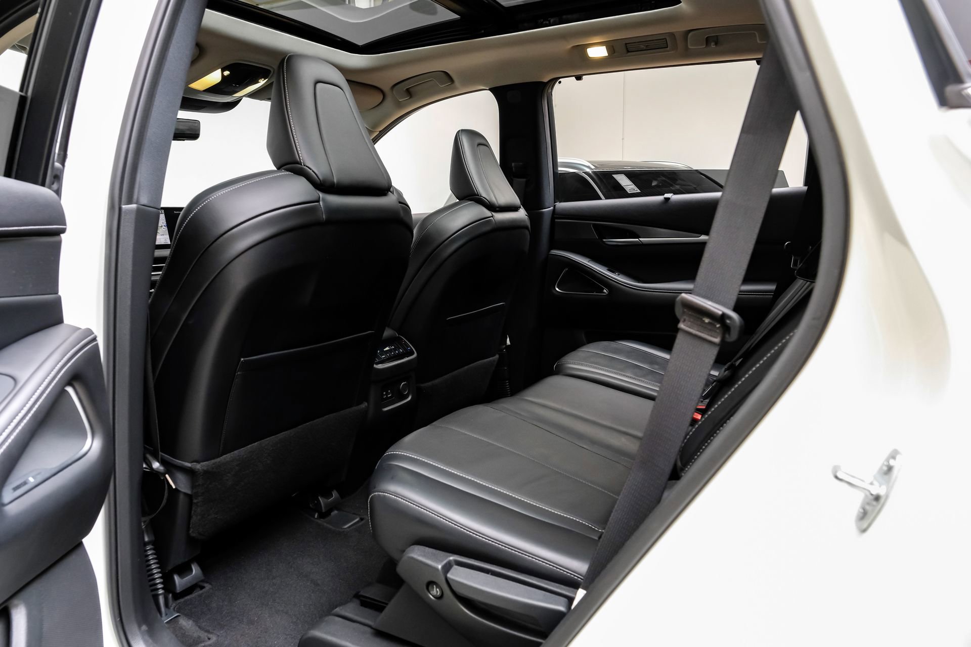 Used 2023 INFINITI QX60 Luxe w/ Vision Package image 42