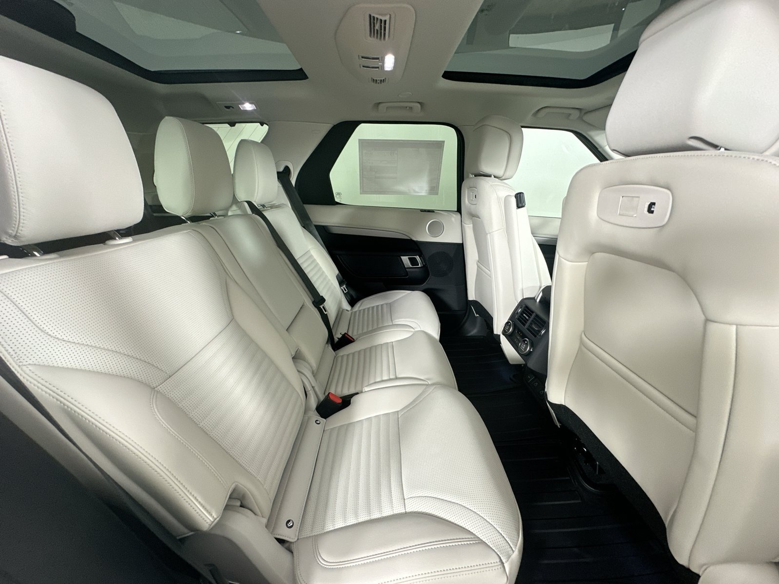 New 2026 Land Rover Discovery Limited Edition AWD/4WD image 44