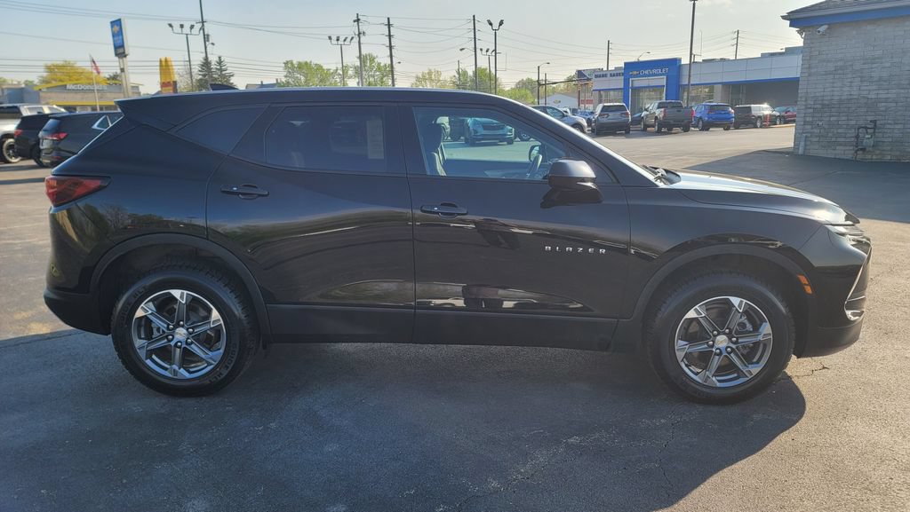 Used 2025 Chevrolet Blazer LT AWD/4WD image 14