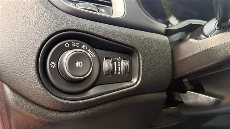 Used 2018 Jeep Renegade Latitude w/ UConnect 8.4 Nav Group AWD/4WD image 35