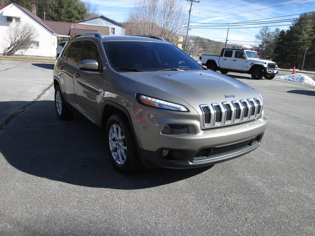 Used 2017 Jeep Cherokee Latitude w/ Comfort/Convenience Group image 3