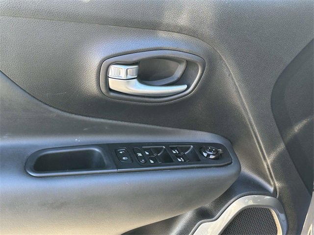 Certified 2022 Jeep Renegade Latitude w/ Convenience Group image 12