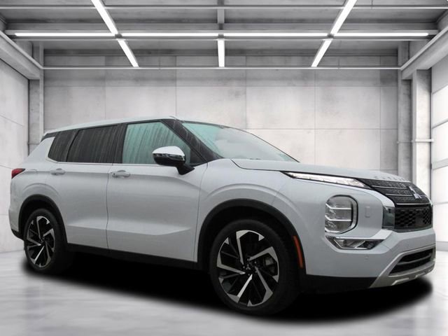 Used 2022 Mitsubishi Outlander SE image 1