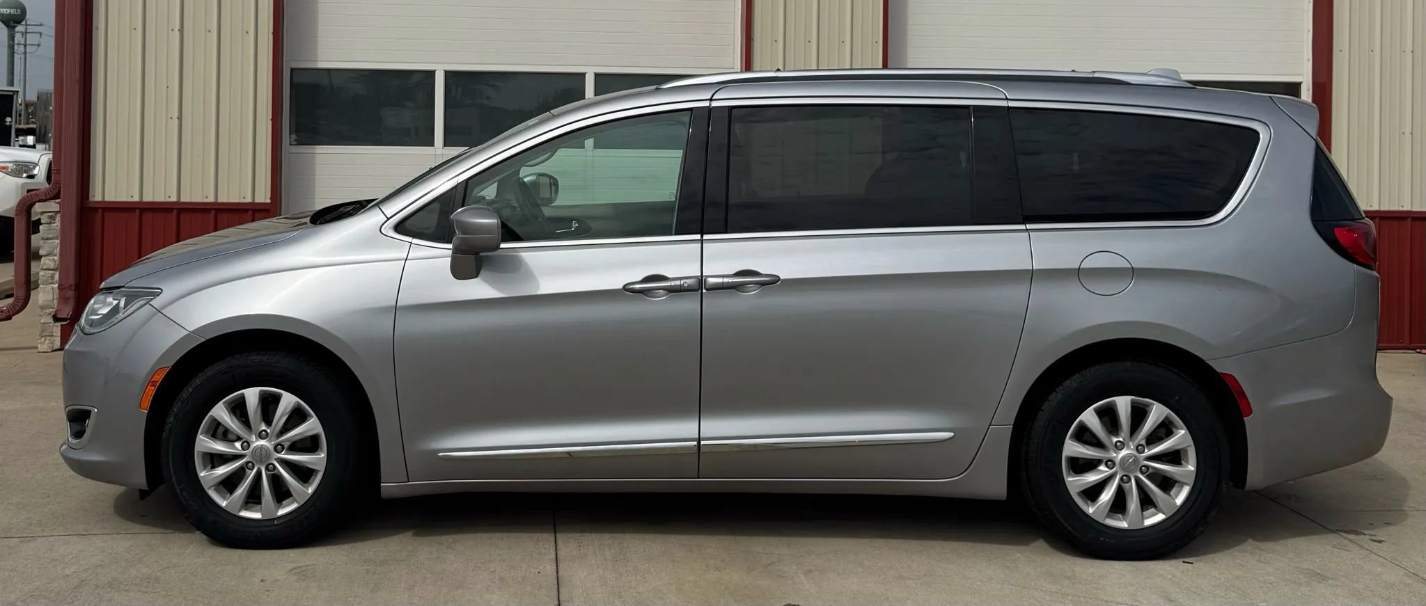 Used 2019 Chrysler Pacifica Touring-L FWD image 23
