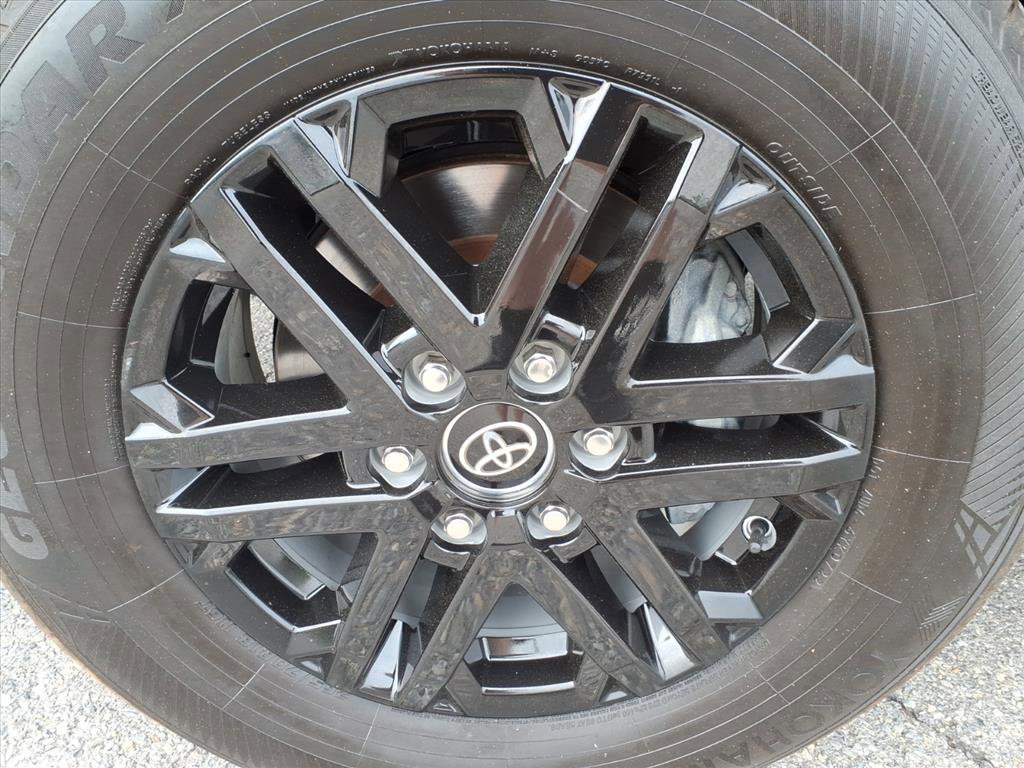 Used 2022 Toyota Tundra SR5 w/ SR5 Premium Package AWD/4WD image 11