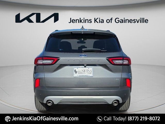 Used 2025 Ford Escape SE image 3