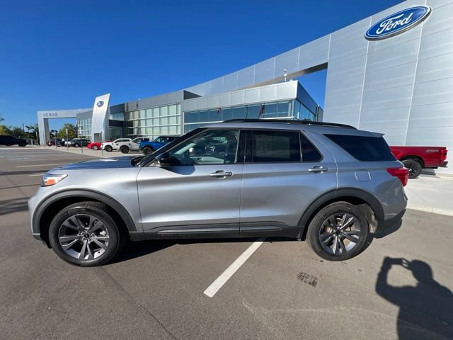 Used 2024 Ford Explorer XLT w/ Equipment Group 202A AWD/4WD image 9