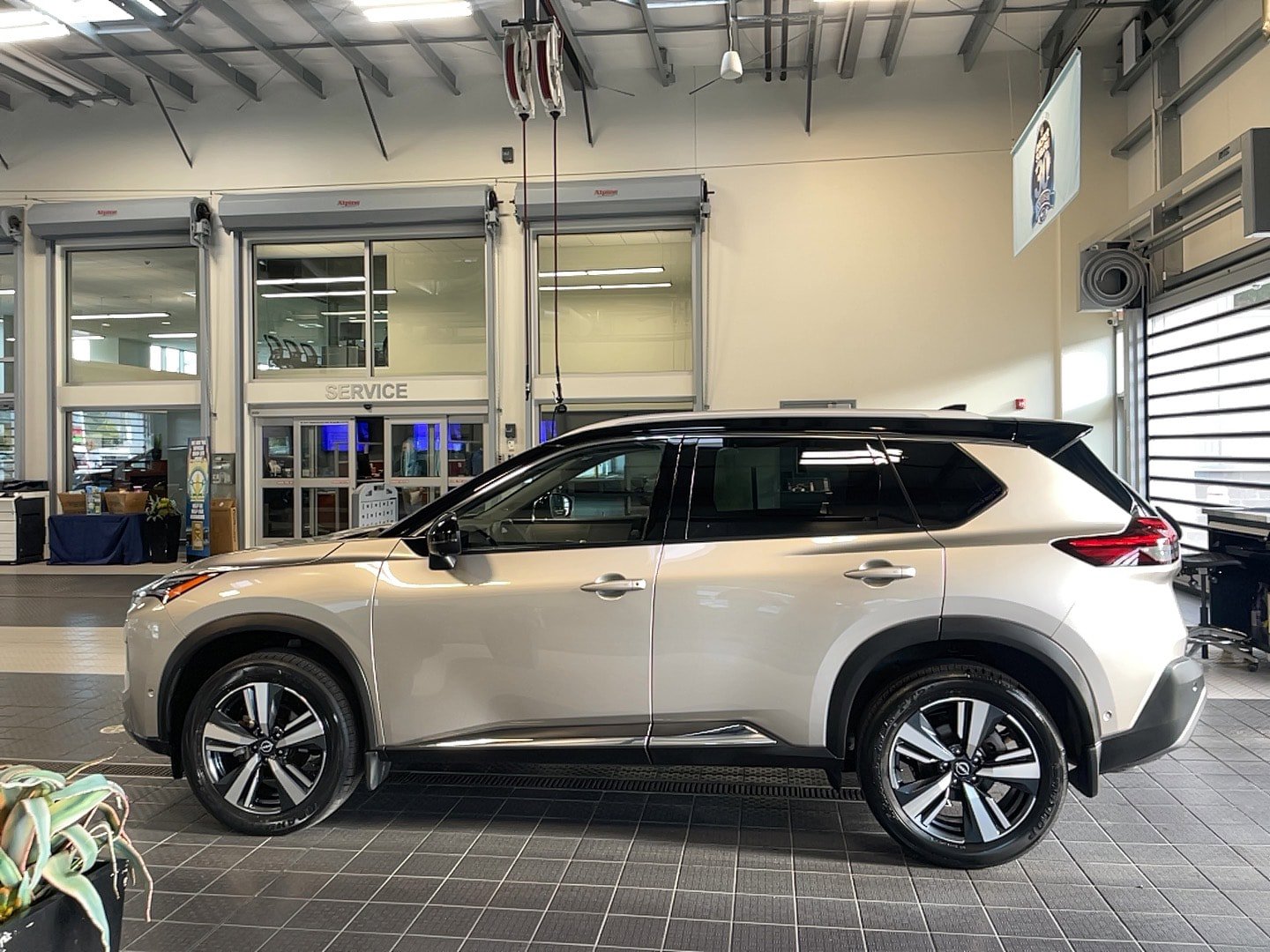 Used 2023 Nissan Rogue SL w/ SL Premium Package image 4