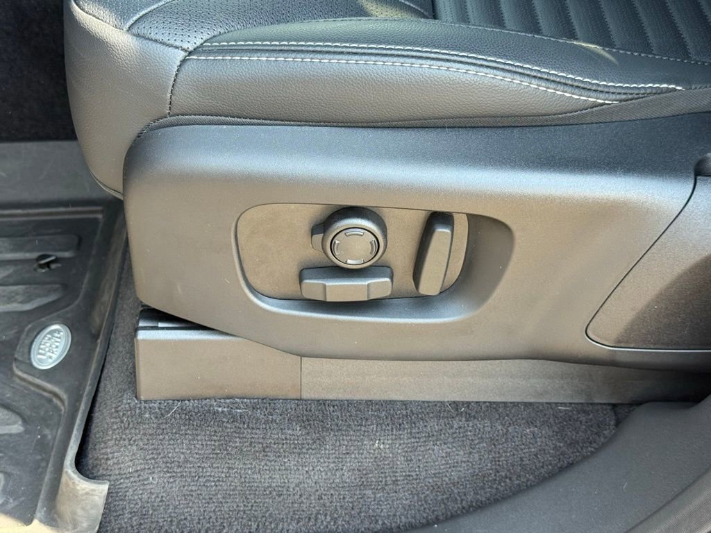 Certified 2025 Land Rover Discovery Dynamic SE image 12