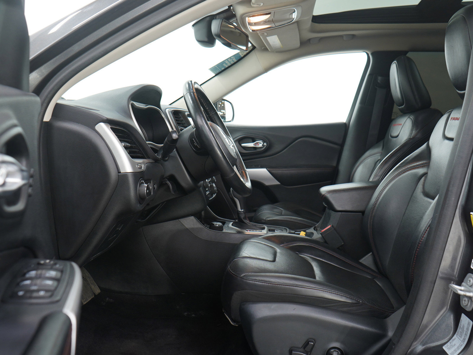 Used 2017 Jeep Cherokee Trailhawk image 20