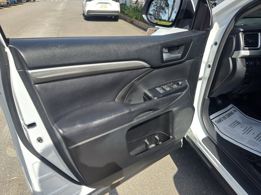 Used 2017 Toyota Highlander SE AWD/4WD image 6