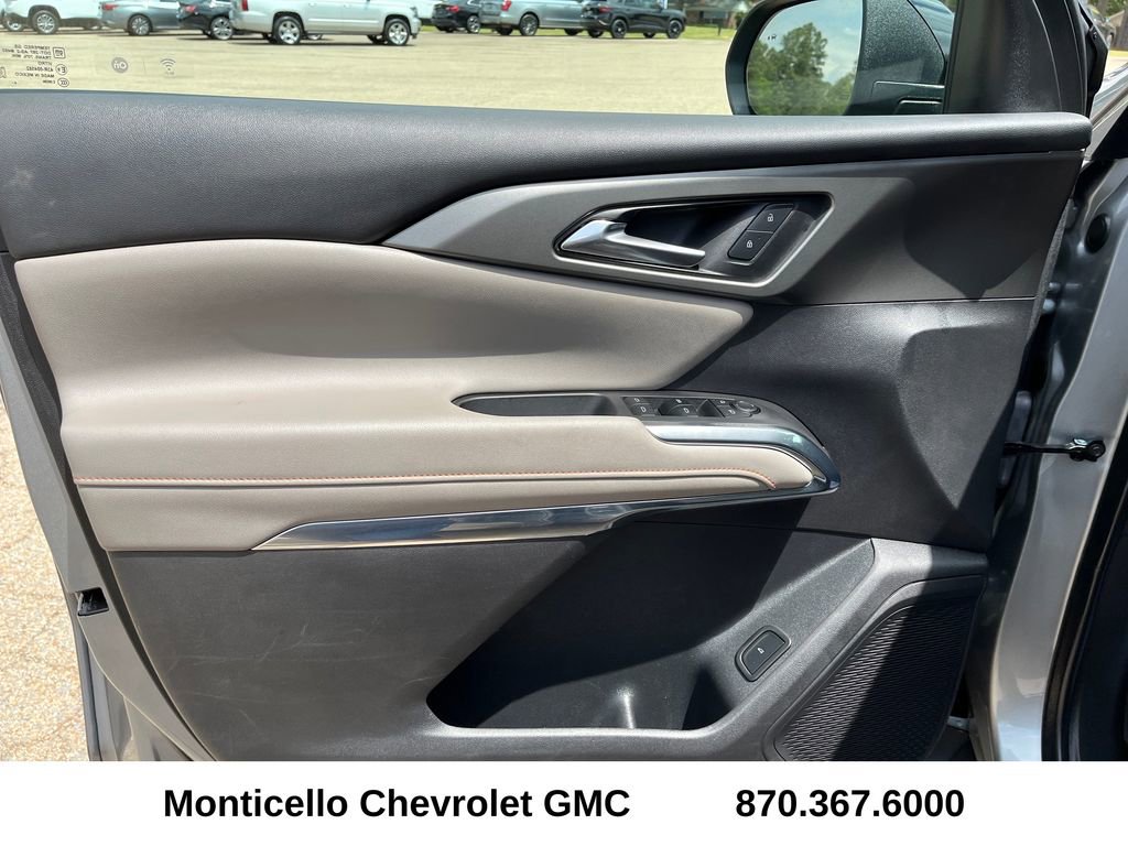 Used 2025 Chevrolet Traverse LT FWD image 9