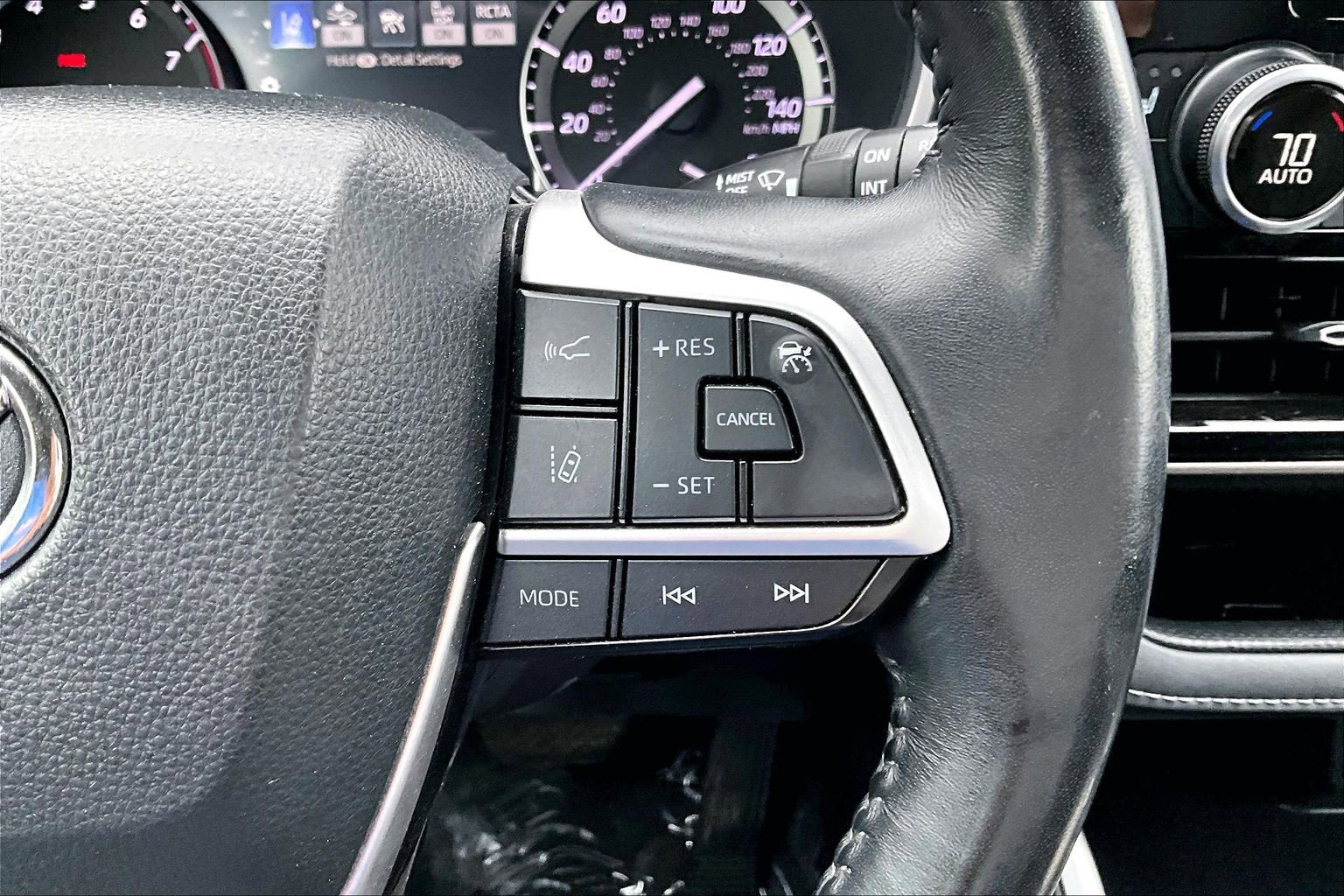 Used 2022 Toyota Highlander XLE AWD/4WD image 18