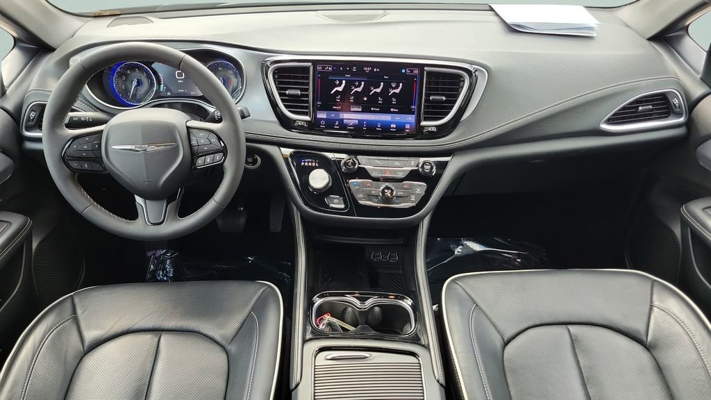 Used 2025 Chrysler Pacifica Limited image 14