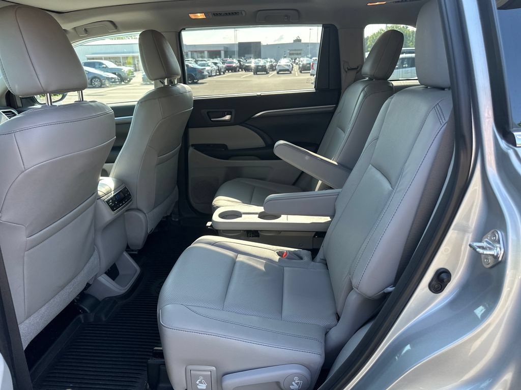 Used 2019 Toyota Highlander Limited Platinum AWD/4WD image 12