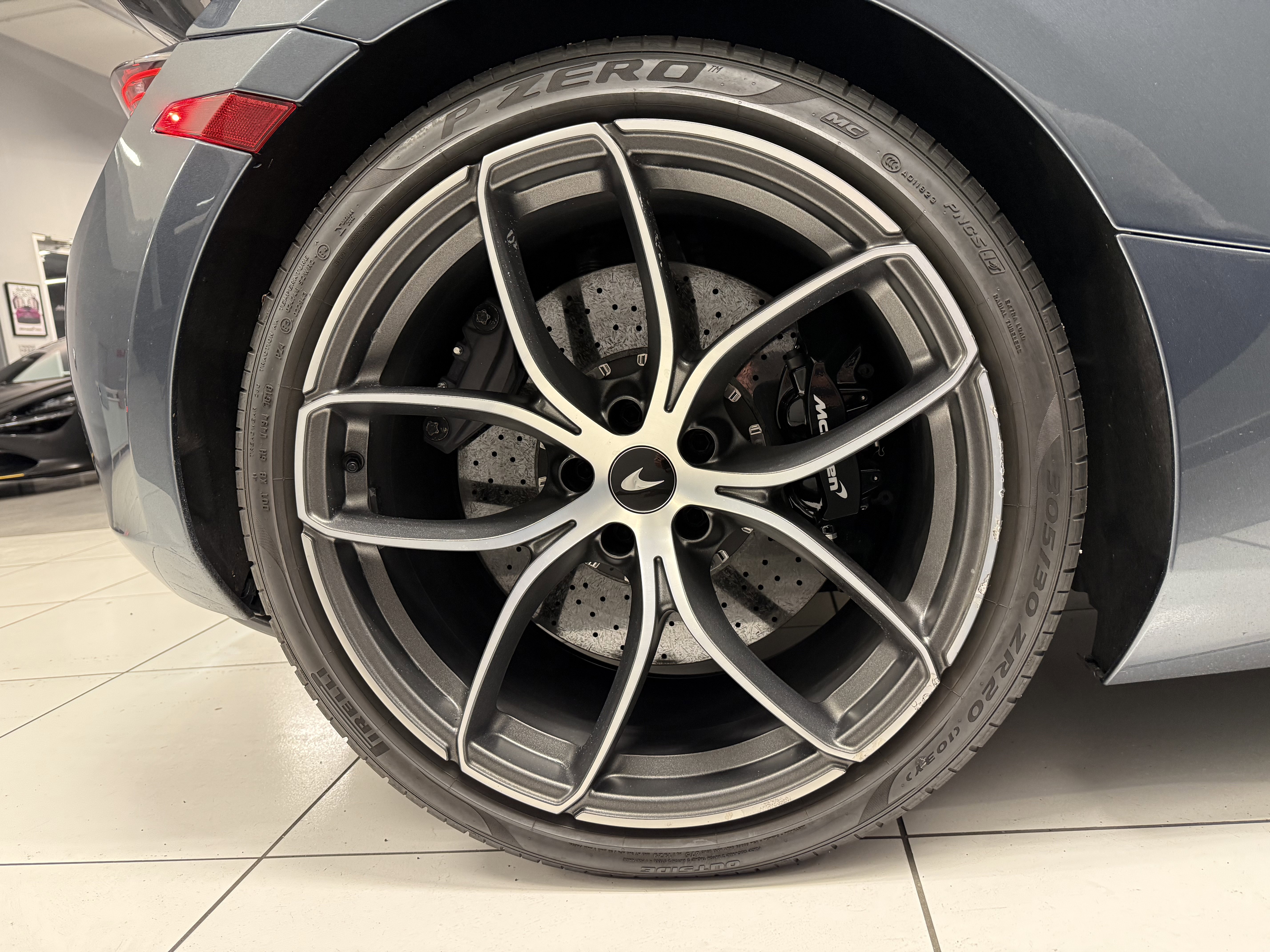 Used 2020 McLaren 720S Spider image 17