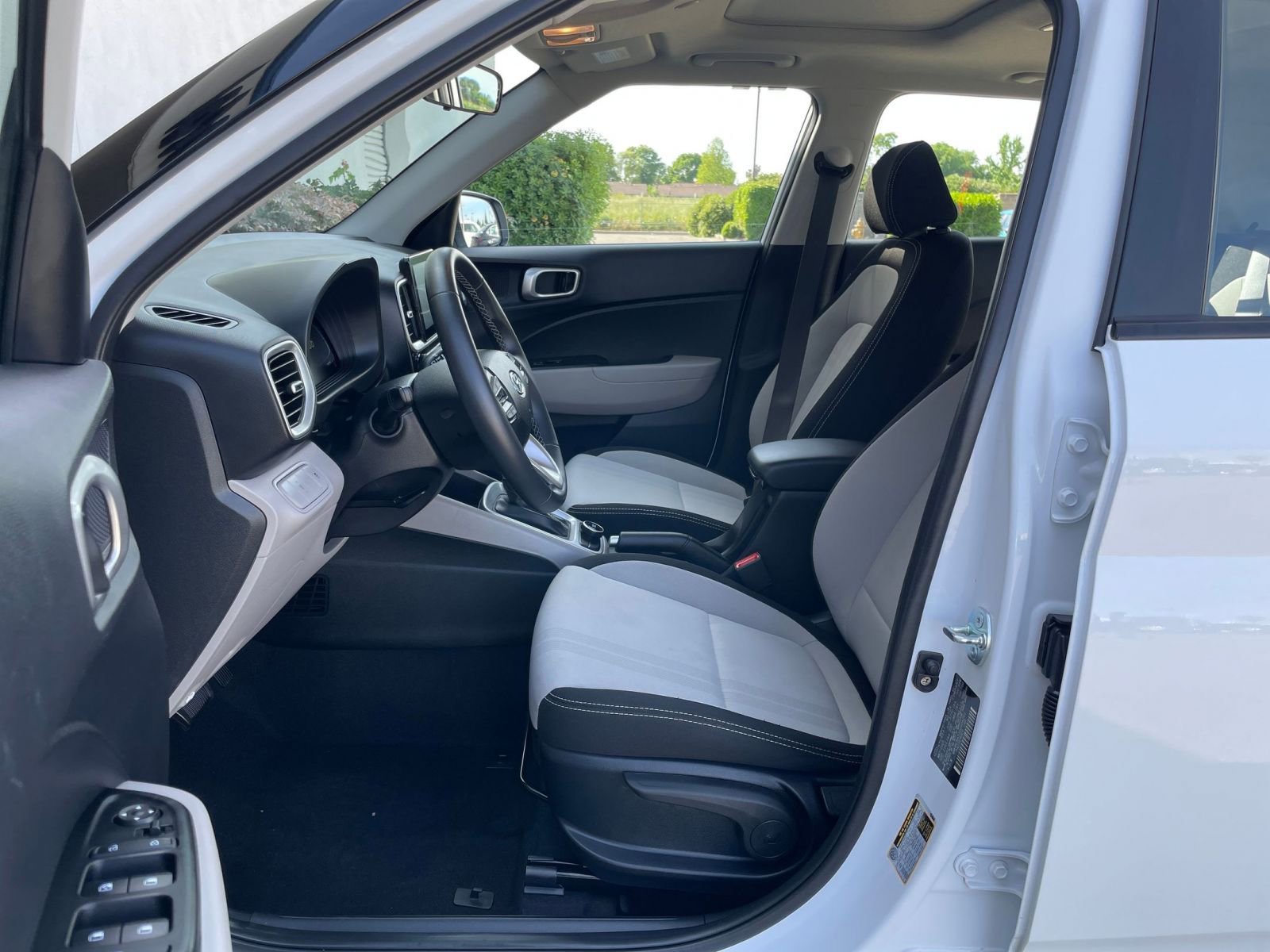 Used 2025 Hyundai Venue SEL image 27