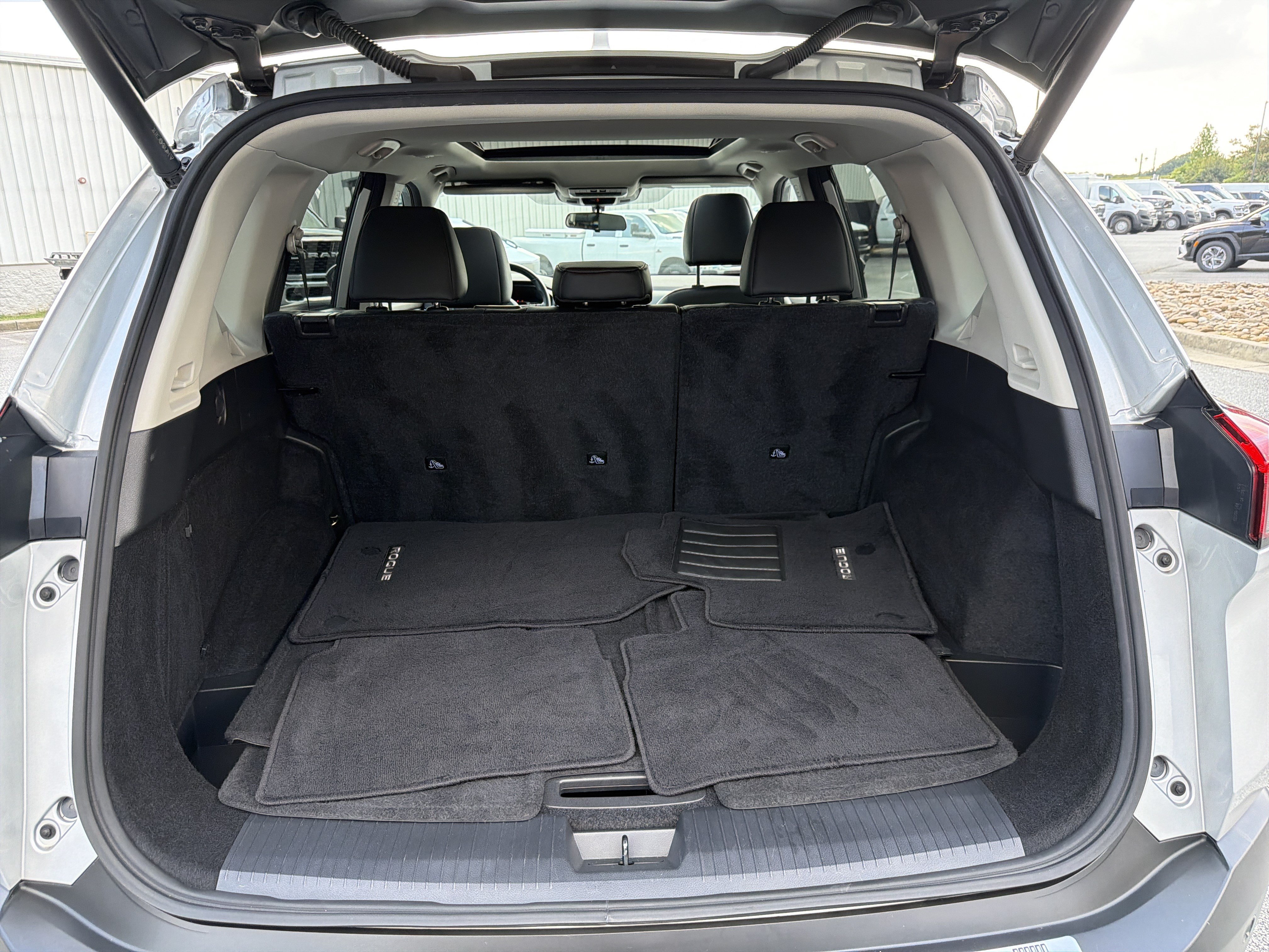 Used 2022 Nissan Rogue SV w/ SV Premium Package FWD image 22