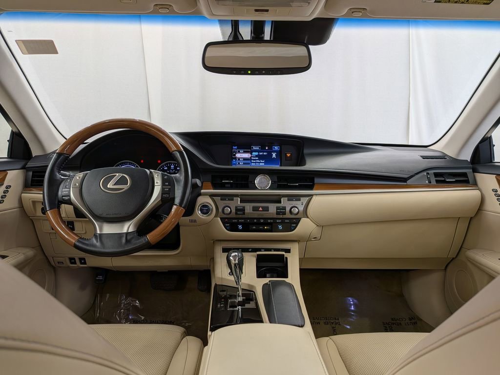 Used 2015 Lexus ES 300h image 13