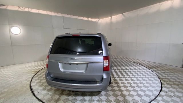 Used 2014 Chrysler Town & Country Touring w/ Driver Convenience Group image 2