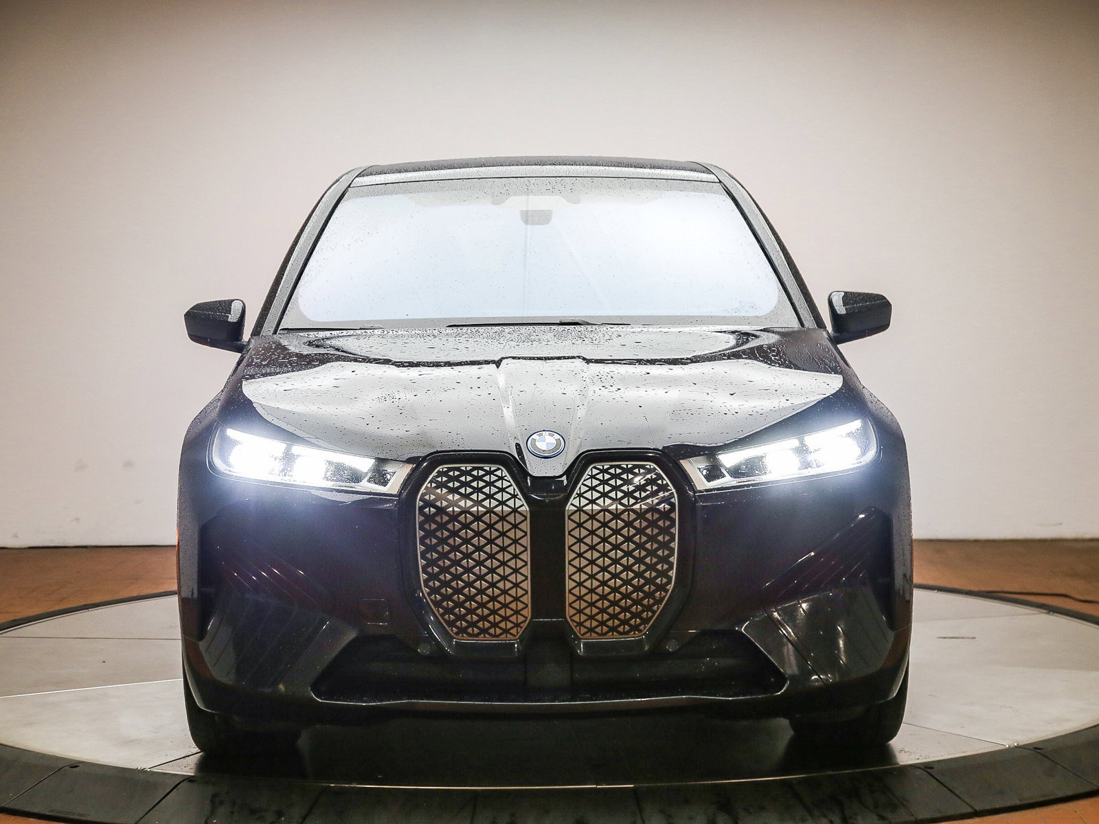 Used 2023 BMW iX xDrive50 w/ Premium Package AWD/4WD image 2