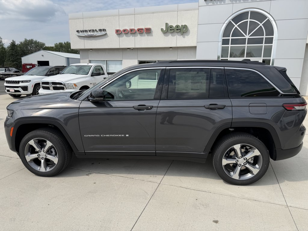 New 2026 Jeep Grand Cherokee Limited w/ Trailer Tow Package AWD/4WD image 5