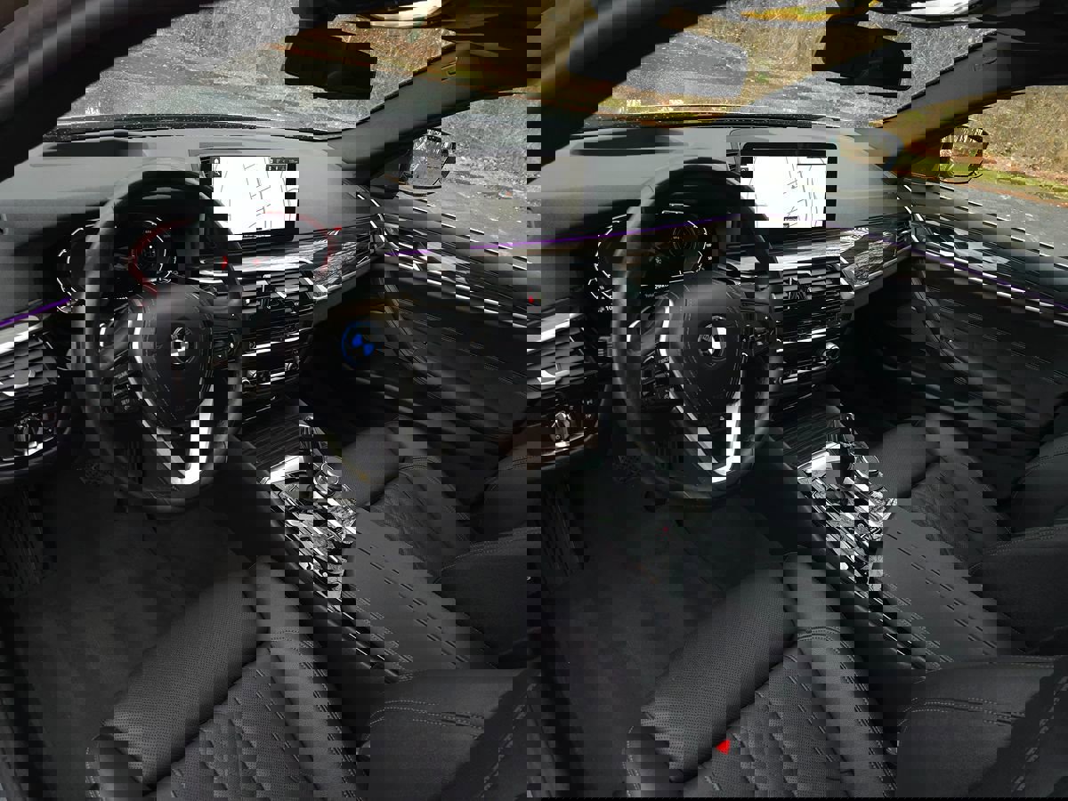 Used 2023 BMW 530e xDrive w/ Premium Package image 2