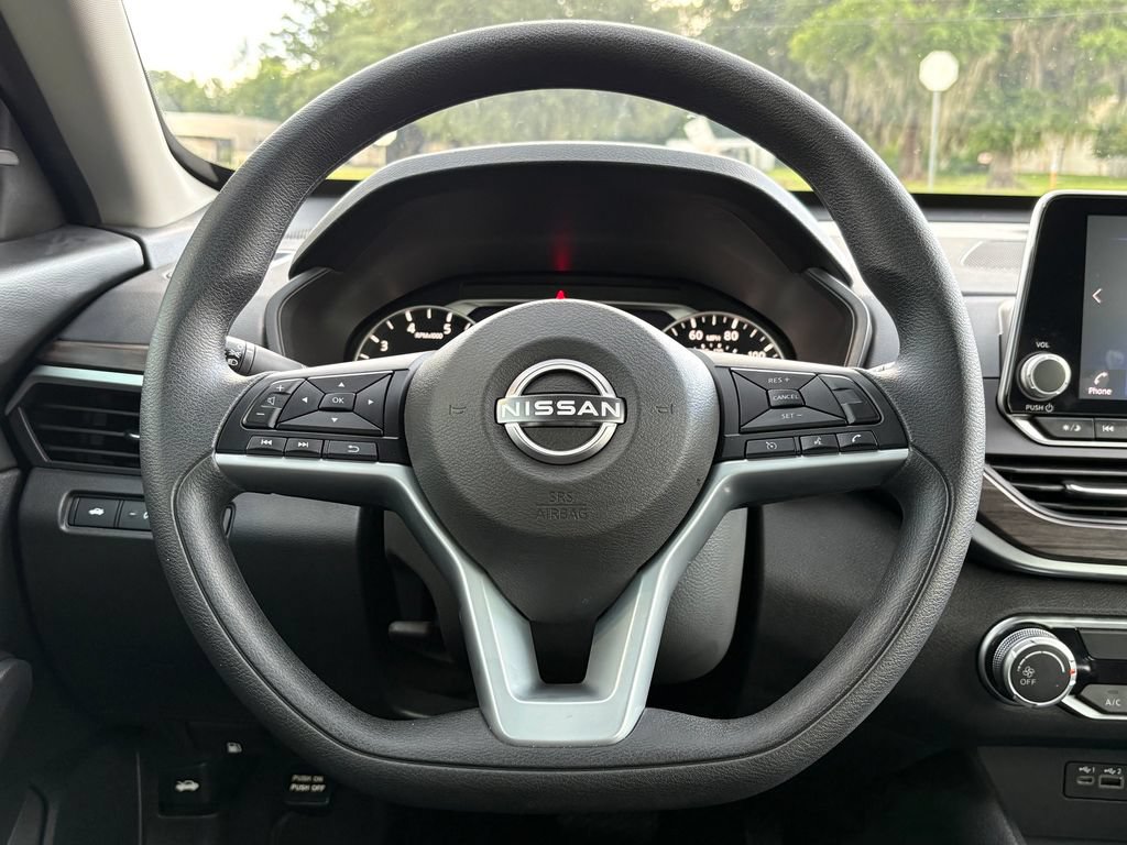 Used 2025 Nissan Altima 2.5 SV FWD image 12
