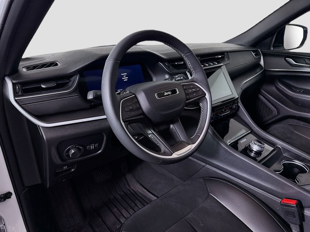 Used 2025 Jeep Grand Cherokee L Altitude image 9