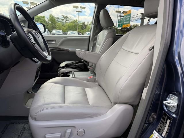 Used 2018 Toyota Sienna XLE w/ XLE Navigation Package image 18