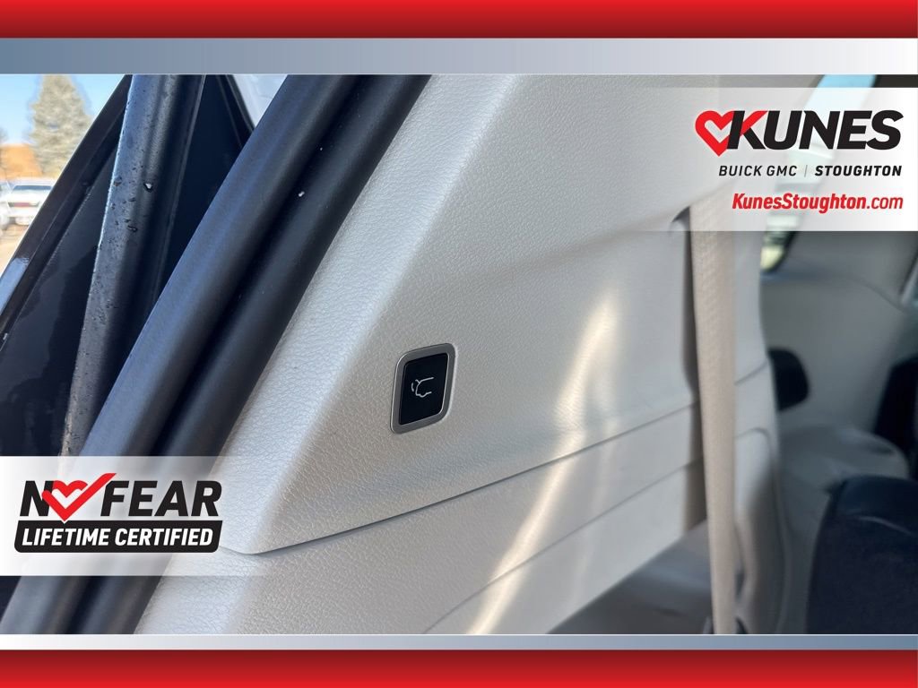 Used 2023 Chrysler Pacifica Touring-L image 44